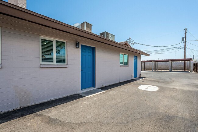 Building Photo - Fully remodeled Casita style apartment hom...