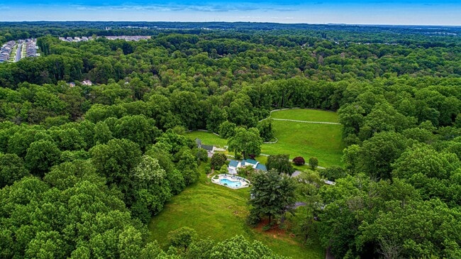 Building Photo - 607 E Wheel Rd