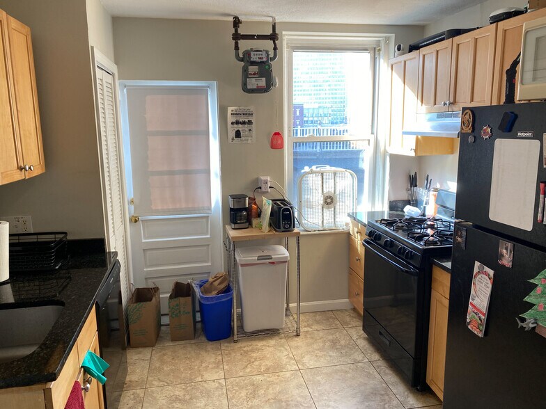 Building Photo - 222 Hanover St