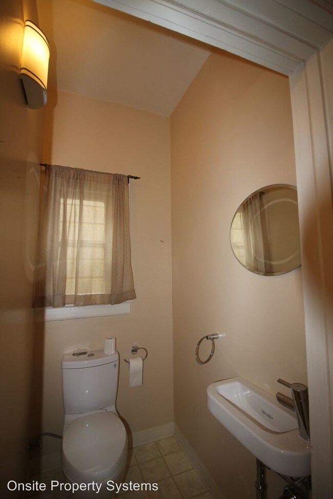 Building Photo - 3 br, 1.5 bath Apartment - 166 Carl Street