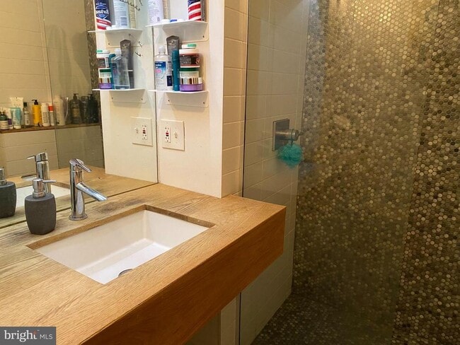 Building Photo - 1221 S Warnock St