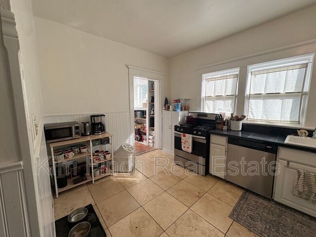 Building Photo - 1149 S Lk St