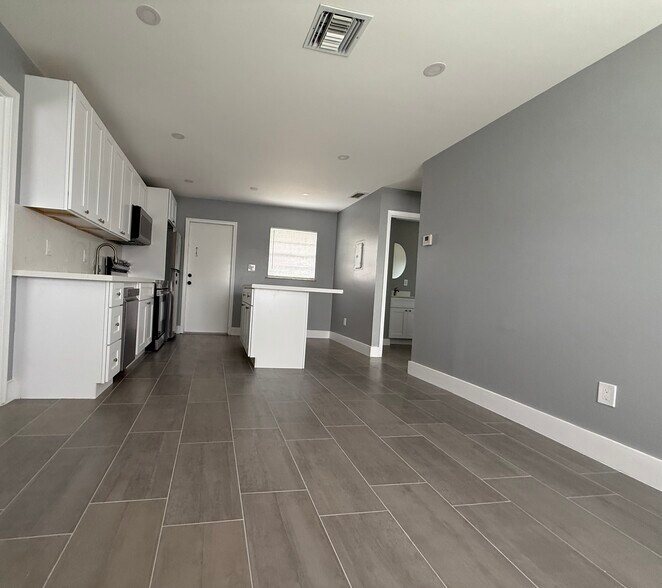 Building Photo - 1404 NW 6th Ave