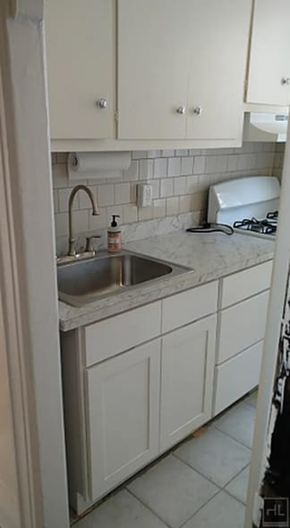 Building Photo - 1BR 1BA Pre War Charmer in Homecrest Brooklyn