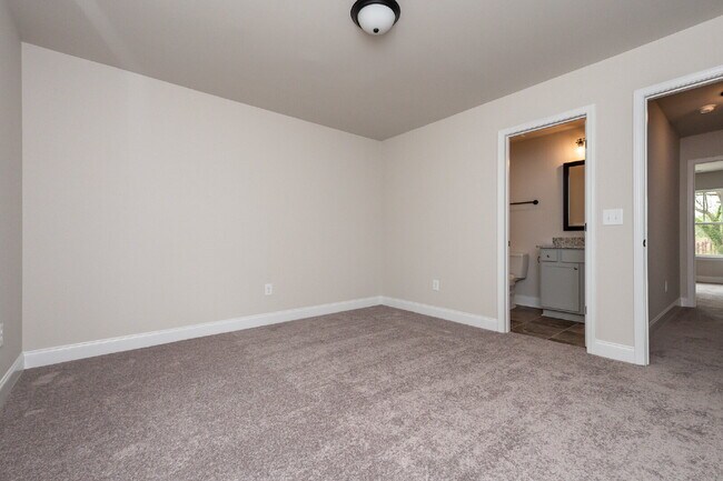 Building Photo - Elegant 2BR/2.5BA Townhome minutes from Downtown Greenville and walking distance to Swamp Rabbit ...