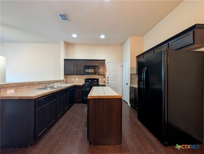 Building Photo - 660 Creekside Cir