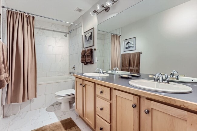 Building Photo - Stunning Downtown Loft w/23 ft. Ceilings -...