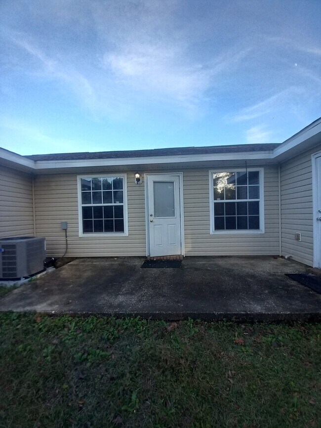 Building Photo - Cute patio home convenient to shopping and much more!