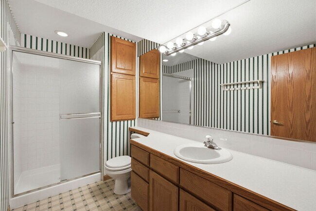 Building Photo - 4 Bedroom 3 Bathroom Duplex in Emerald Glen