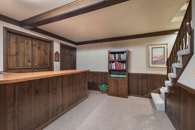 Building Photo - Beautiful 3BD/2.5BA Ranch in Park-like Set...