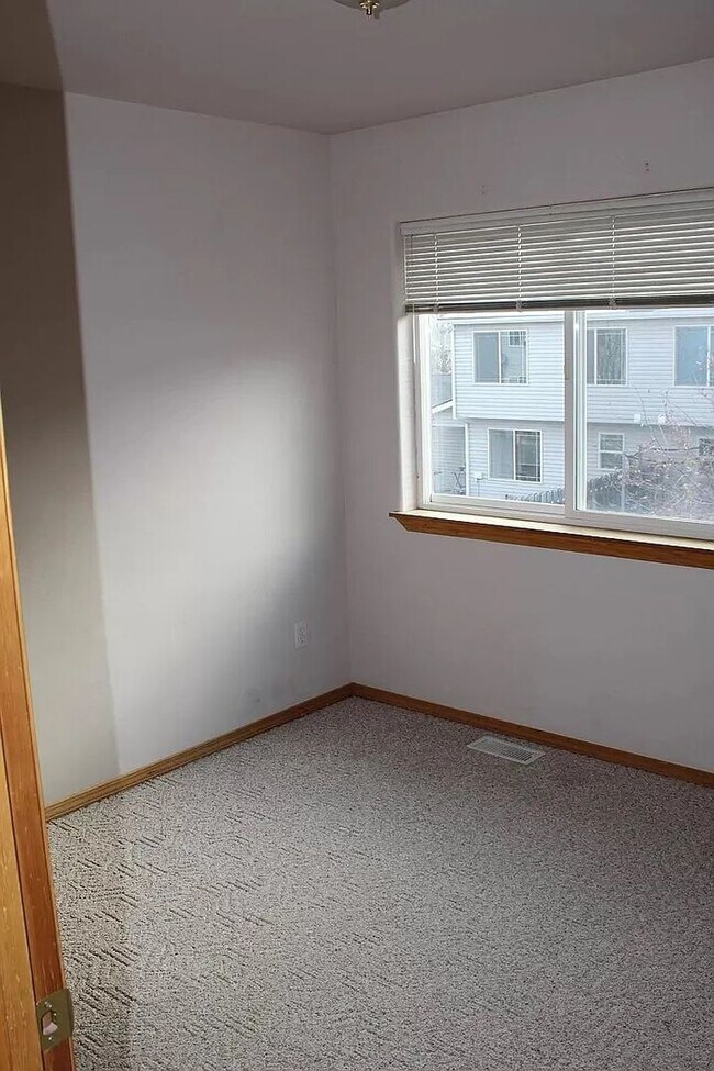 Building Photo - 3 Bedroom 2.5 Bath Townhouse