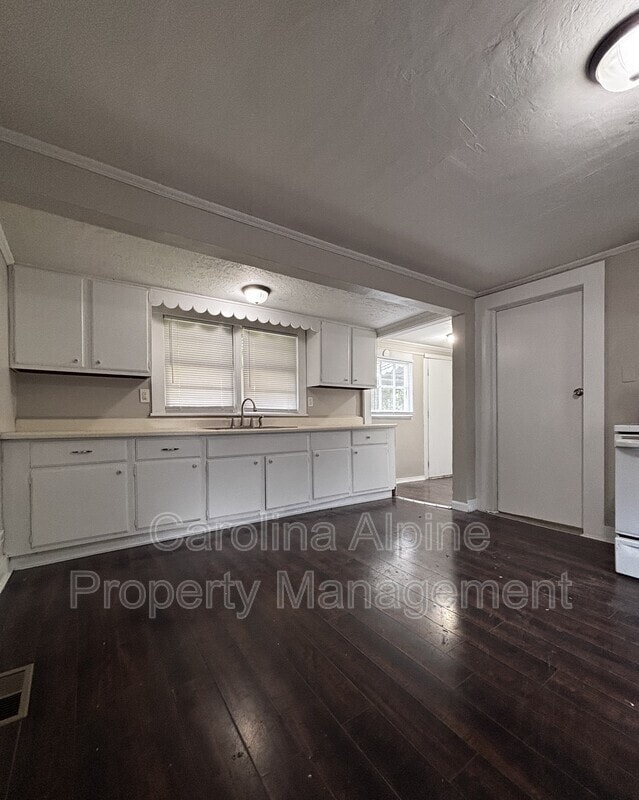 Building Photo - 145 Parrish St