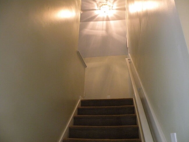 Building Photo - Great home in a desirable neighborhood!