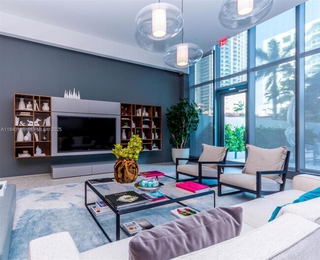 Building Photo - 460 NE 28th St