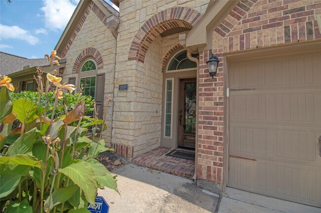 Building Photo - 2019 Sunset Springs Dr