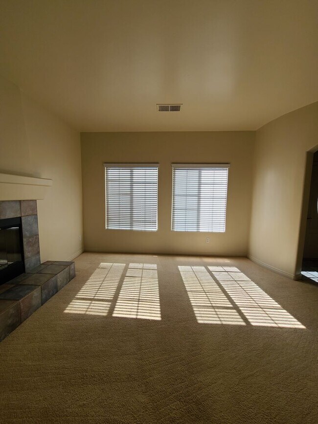 Building Photo - 4/2 bathroom located close to schools, sho...