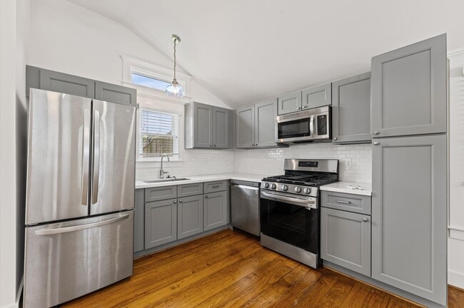 Building Photo - 732 E 12th 1/2 St