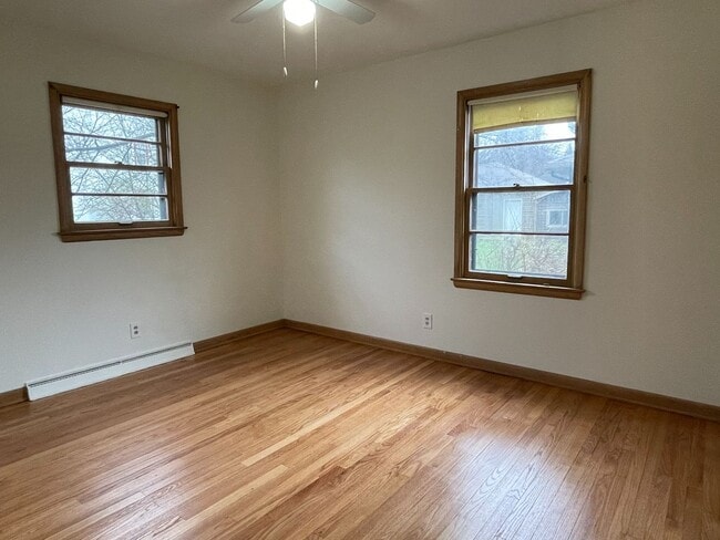 Building Photo - Hartland Single Family Ranch Home, 3 Bed, 1.5 Bath, Attached Garage
