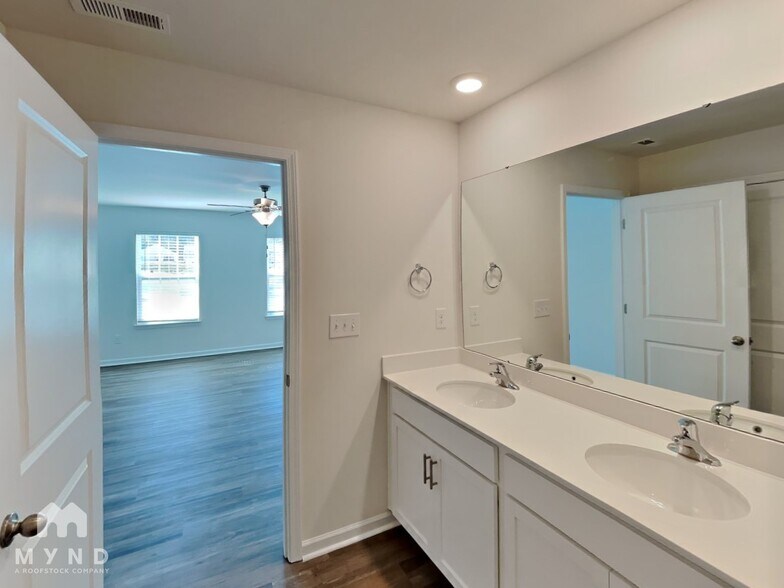 Building Photo - 2331 Mdw Strm Dr
