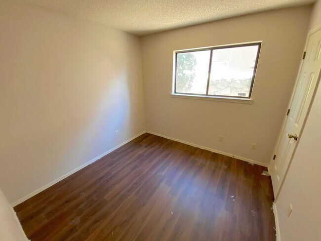 Building Photo - Northeast El Paso 3 bed