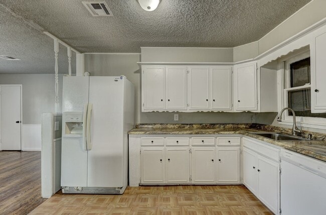 Building Photo - 3 bed 2 bath home in MWC