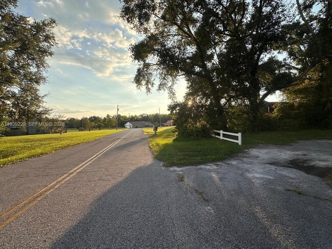 Building Photo - 399 SW Broderick Dr