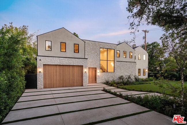 Building Photo - 5064 Encino Ave