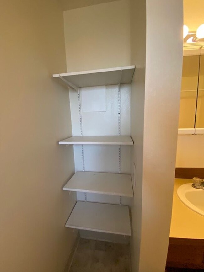 Building Photo - 178 W Colby Ln