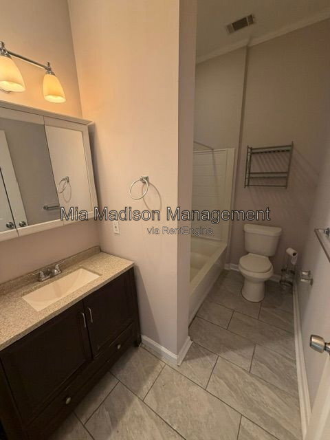 Building Photo - 305 W 39th St