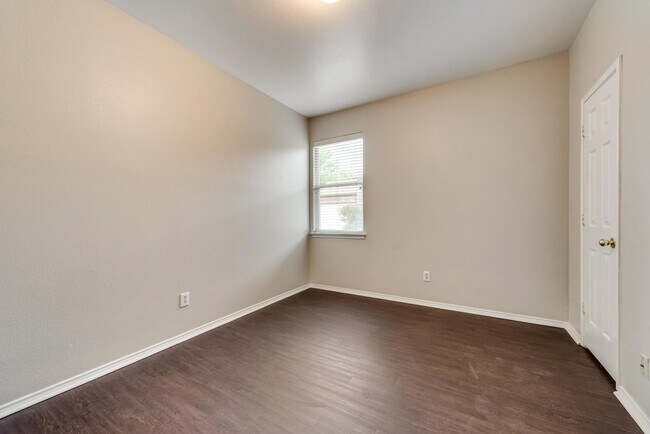 Building Photo - 210 Maplecrest Dr