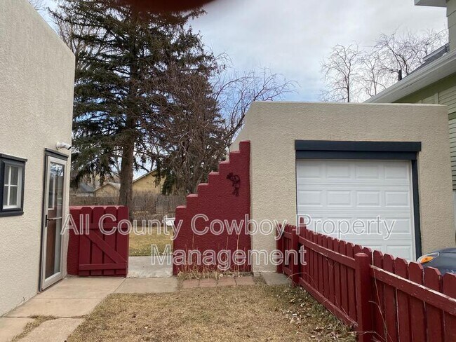 Building Photo - 365 N 6th St