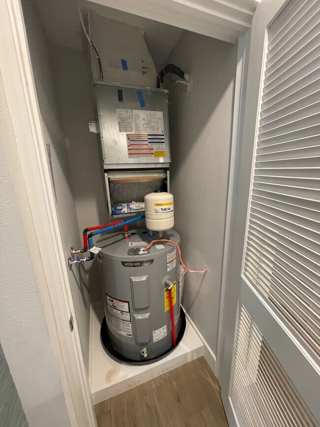 Building Photo - 51 Yacht Club Dr NE