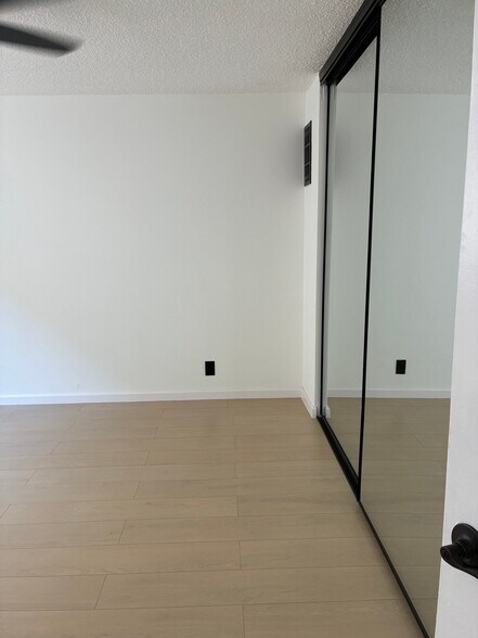 Building Photo - 1250 N Kingsley Dr