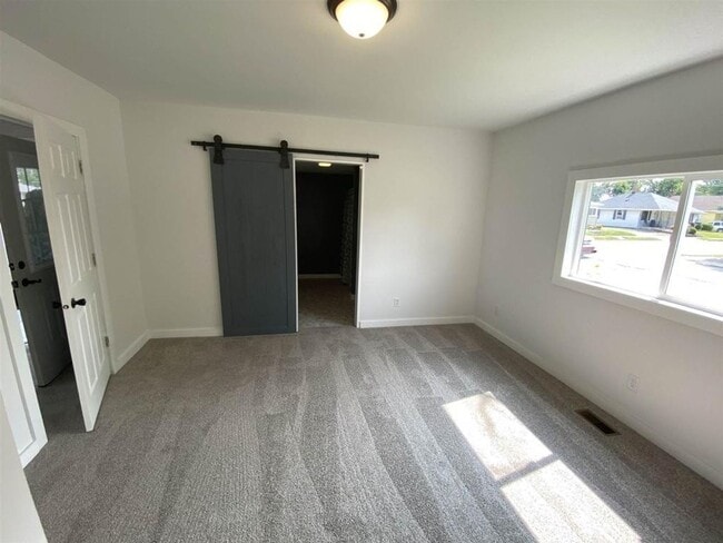 Building Photo - 3 Bedroom 2 bath