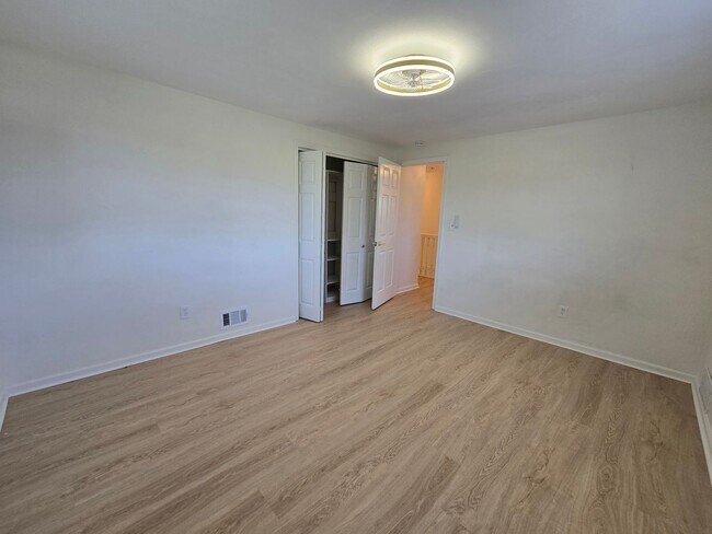 Building Photo - 454 Colonial Dr