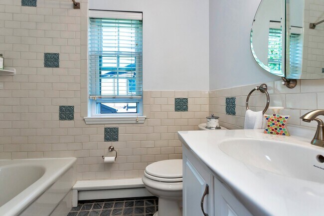 Building Photo - 24 Foxwood Cir