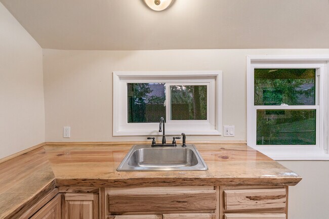 Building Photo - 23083 Hemlock Ln