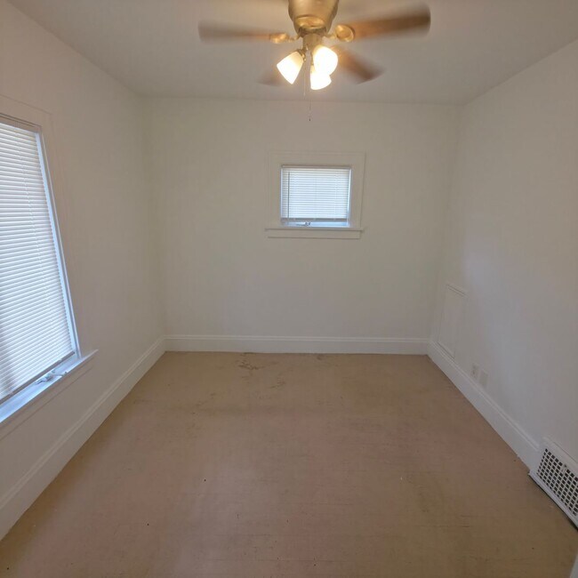 Building Photo - Single Family Home 4  beds 1 bath COMING S...