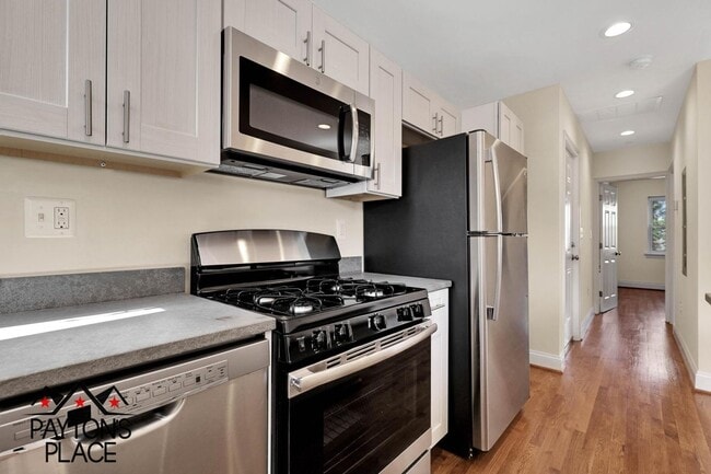 Building Photo - 332 19th St NE