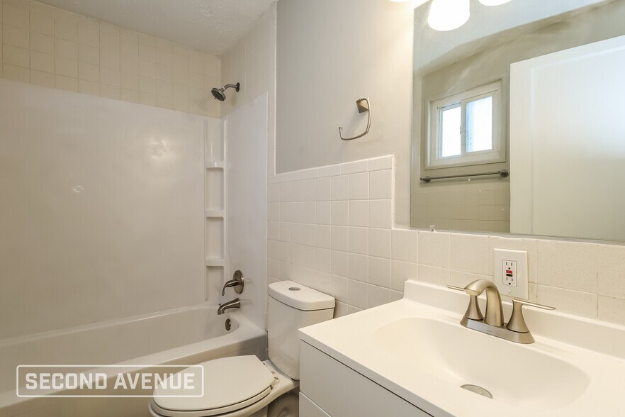 Building Photo - 5325 Rolston Ave