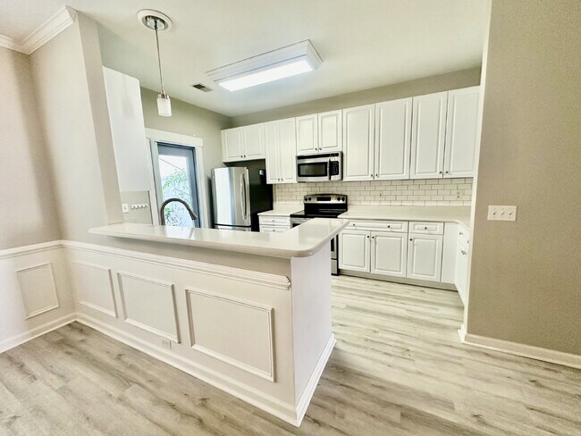 Building Photo - Spacious Townhome with a Private Courtyard in Westbury Park!