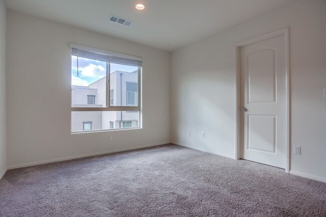 Building Photo - Beautiful 4 Bedroom Townhome! Built in 202...