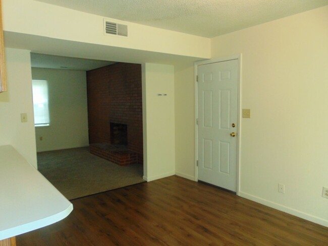 Building Photo - Nice 3 Bedroom 2.5 Bathroom Townhome!