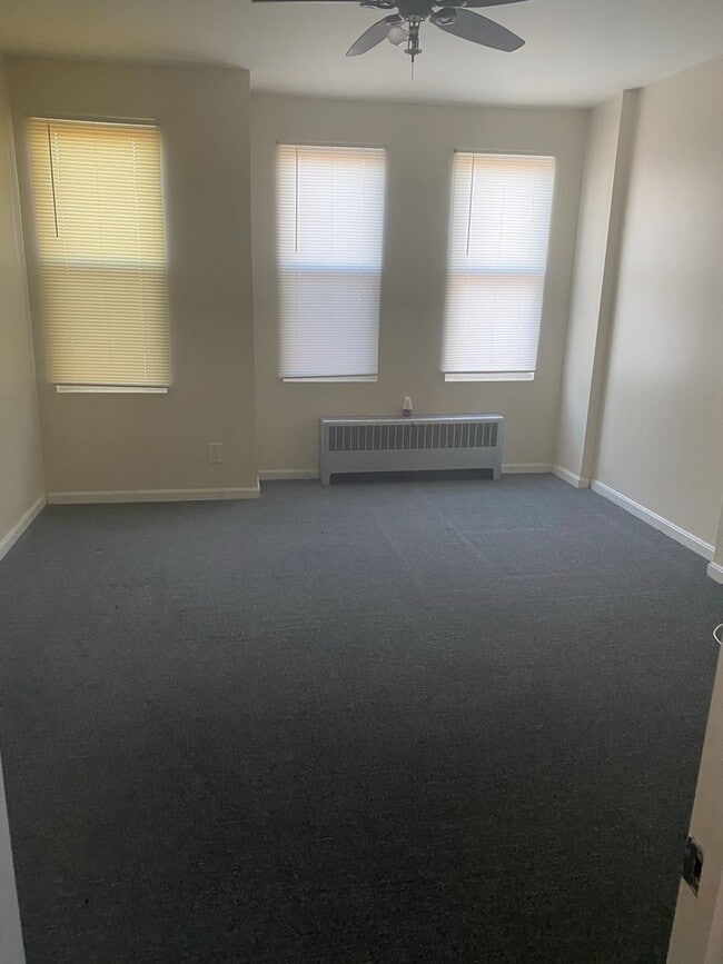 Building Photo - Spacious Rooms! W/D! Available Now!