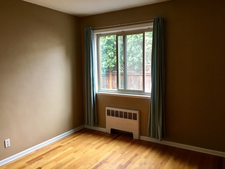 dual closets in bedroom - 2515 SE 51st Ave