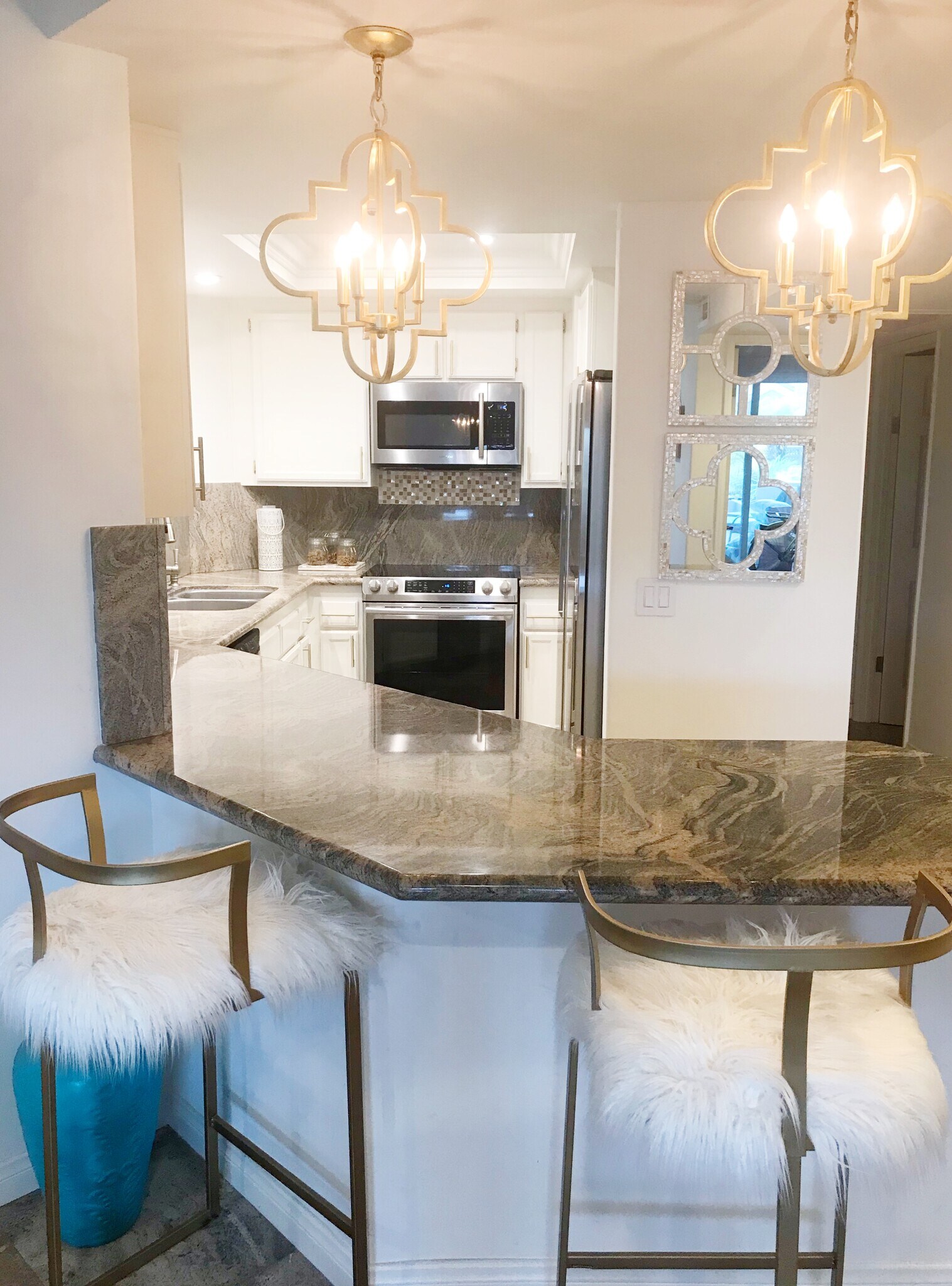 Kitchen with bran new Samsung appliances - 400 Lake St