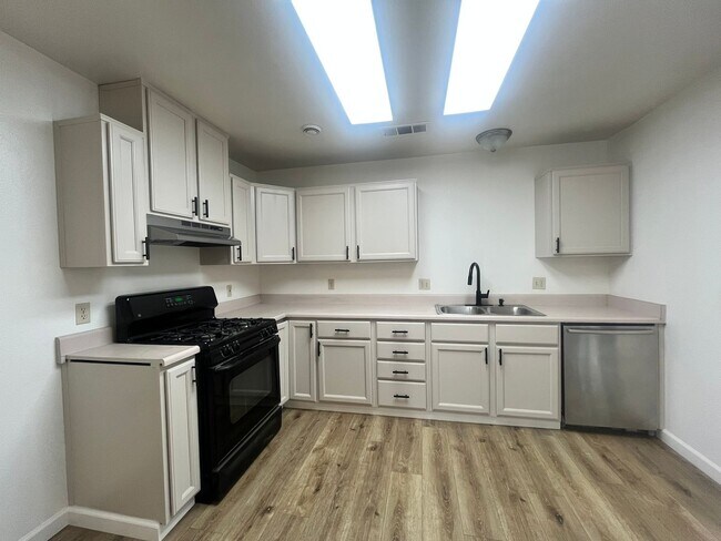 Building Photo - 2405 W Buena Vista Ave