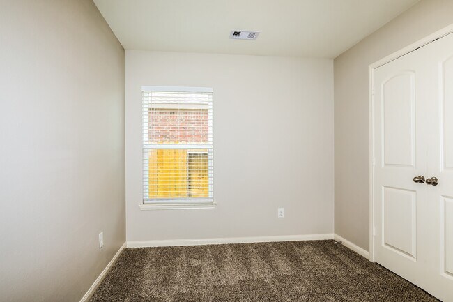 Building Photo - 22422 Base Light Dr