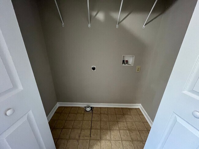 Building Photo - 1611 Meadow Spring Dr