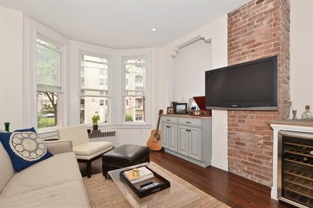 Building Photo - 215 Adams St